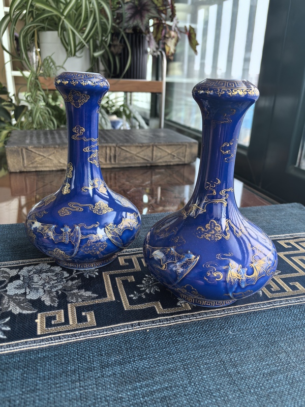 古玩陶瓷創(chuàng)匯·霽藍(lán)釉描金云蝠紋蒜頭瓶(一對)拍賣,當(dāng)前價格9999元