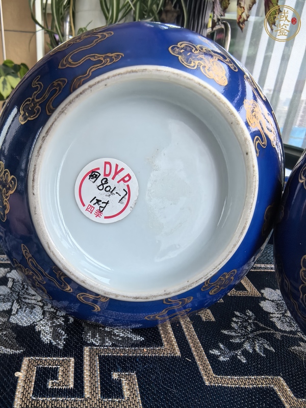 古玩陶瓷霽藍釉描金云蝠紋蒜頭瓶真品鑒賞圖