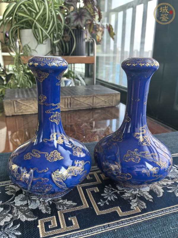 古玩陶瓷霽藍釉描金云蝠紋蒜頭瓶真品鑒賞圖