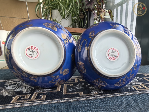 古玩陶瓷霽藍釉描金云蝠紋蒜頭瓶真品鑒賞圖