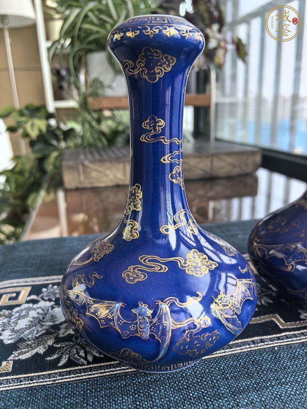 古玩陶瓷霽藍釉描金云蝠紋蒜頭瓶真品鑒賞圖