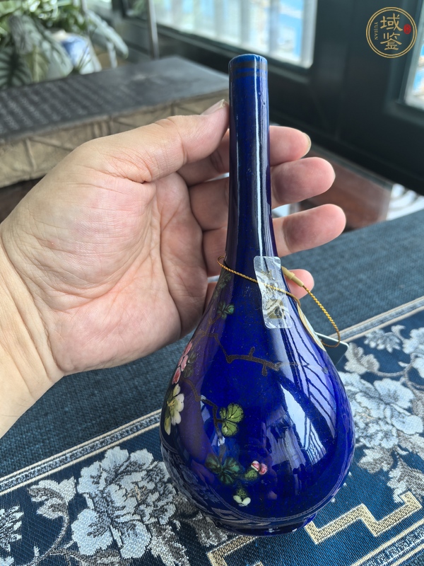 古玩陶瓷茄皮紫粉彩花卉紋膽瓶真品鑒賞圖