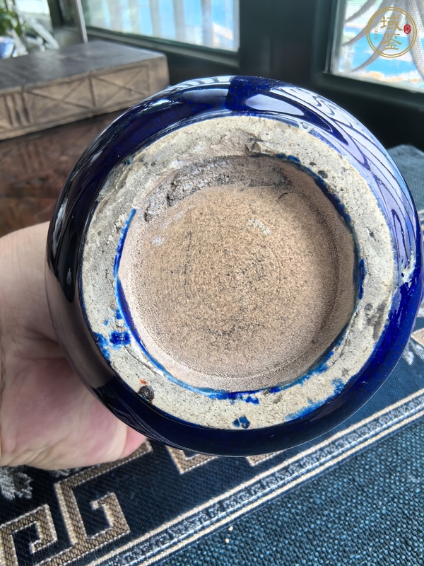 古玩陶瓷茄皮紫粉彩花卉紋膽瓶真品鑒賞圖
