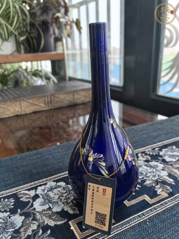 古玩陶瓷茄皮紫粉彩花卉紋膽瓶真品鑒賞圖