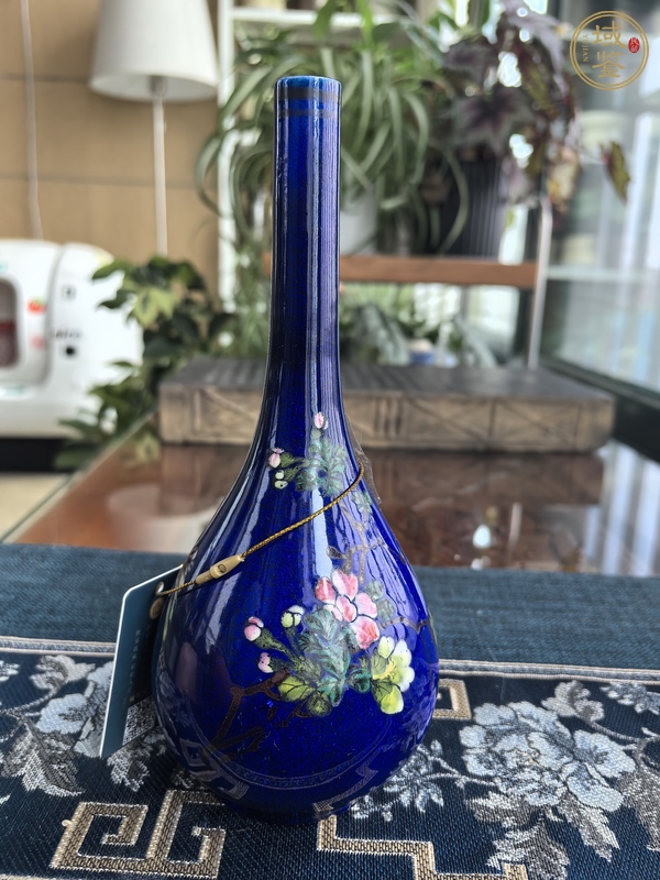 古玩陶瓷茄皮紫粉彩花卉紋膽瓶真品鑒賞圖