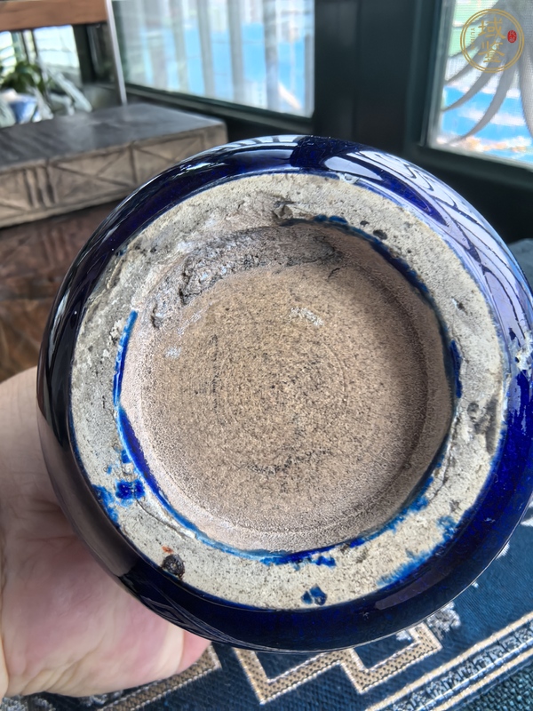 古玩陶瓷茄皮紫粉彩花卉紋膽瓶真品鑒賞圖