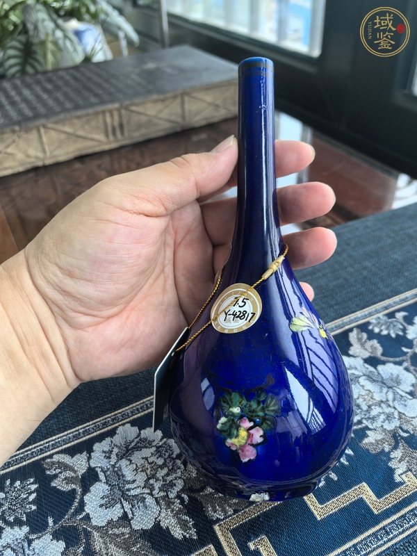 古玩陶瓷茄皮紫粉彩花卉紋膽瓶真品鑒賞圖