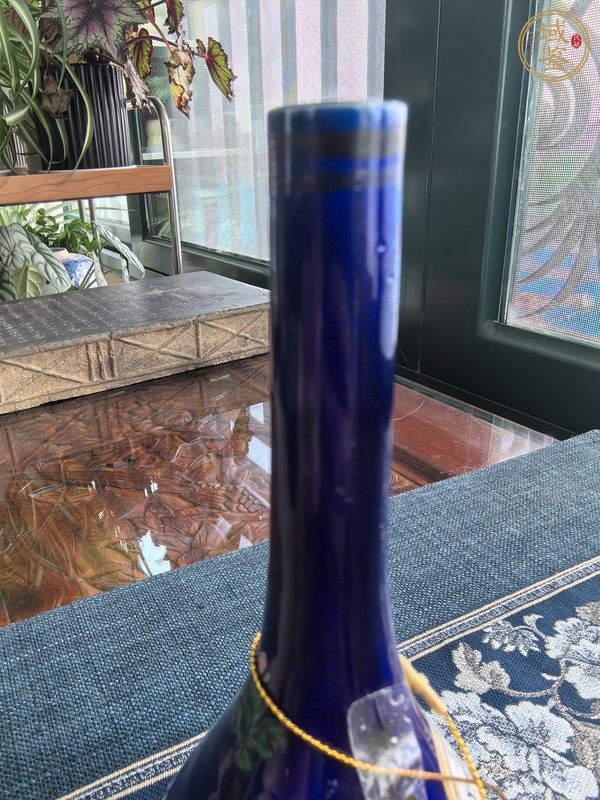 古玩陶瓷茄皮紫粉彩花卉紋膽瓶真品鑒賞圖