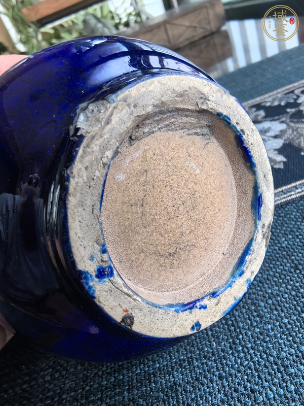 古玩陶瓷茄皮紫粉彩花卉紋膽瓶真品鑒賞圖