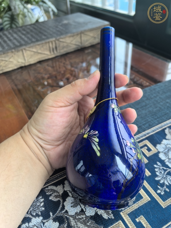 古玩陶瓷茄皮紫粉彩花卉紋膽瓶真品鑒賞圖