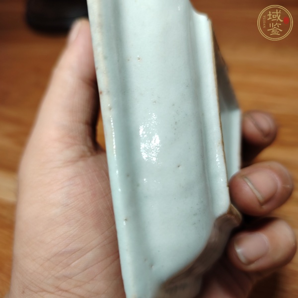 古玩陶瓷珊瑚紅描金人物盤(pán)真品鑒賞圖