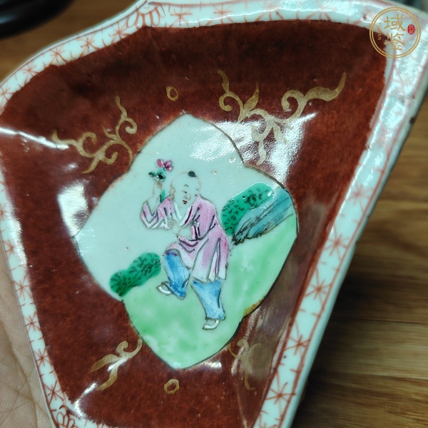 古玩陶瓷珊瑚紅描金人物盤(pán)真品鑒賞圖