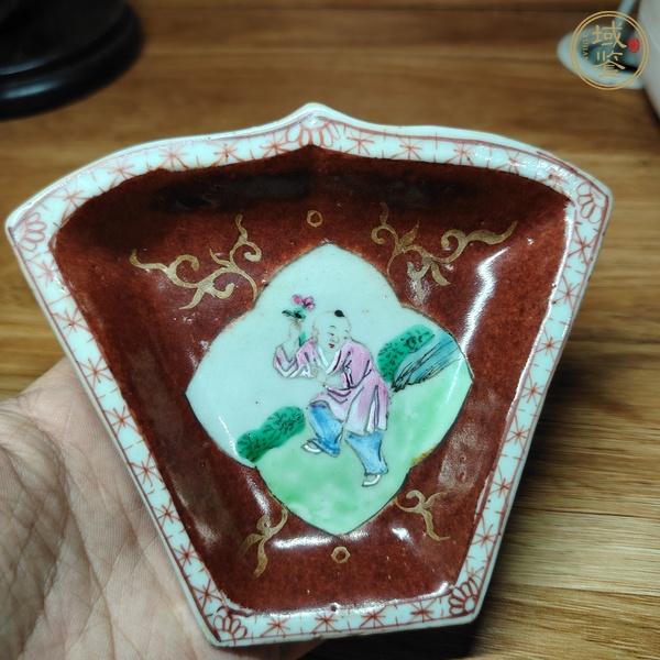 古玩陶瓷珊瑚紅描金人物盤(pán)真品鑒賞圖