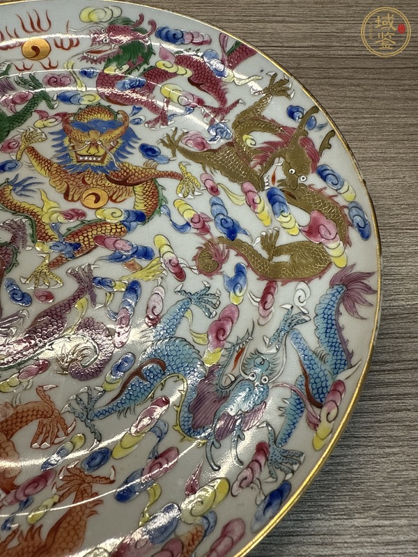 古玩陶瓷粉彩龍紋盤真品鑒賞圖
