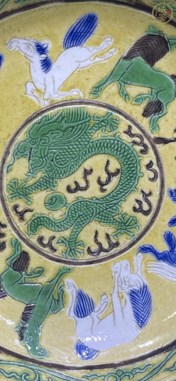 古玩陶瓷素三彩龍馬紋盤真品鑒賞圖