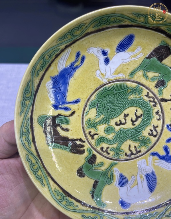 古玩陶瓷素三彩龍馬紋盤真品鑒賞圖
