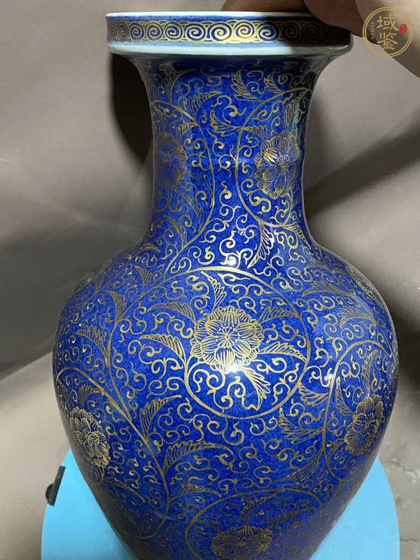 古玩陶瓷灑藍(lán)釉描金花卉紋觀音瓶真品鑒賞圖
