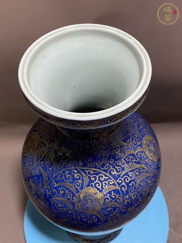 古玩陶瓷灑藍(lán)釉描金花卉紋觀音瓶真品鑒賞圖