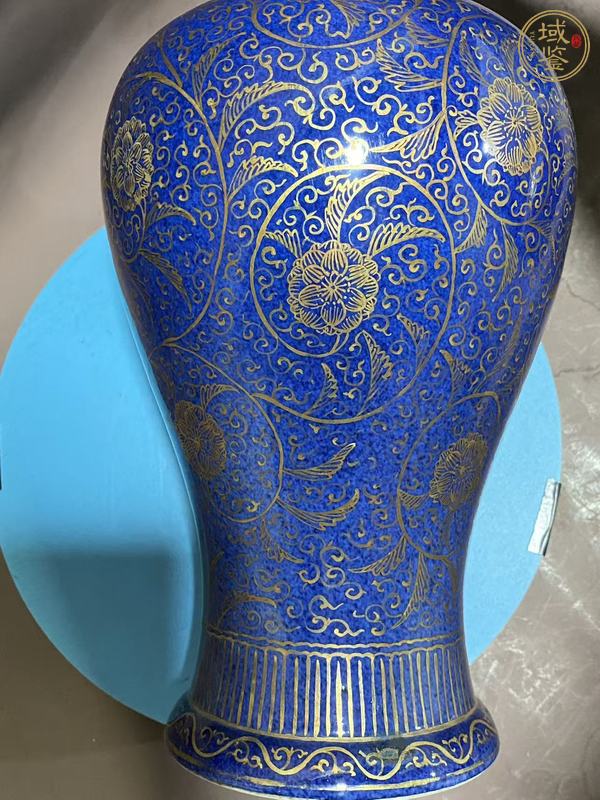古玩陶瓷灑藍(lán)釉描金花卉紋觀音瓶真品鑒賞圖