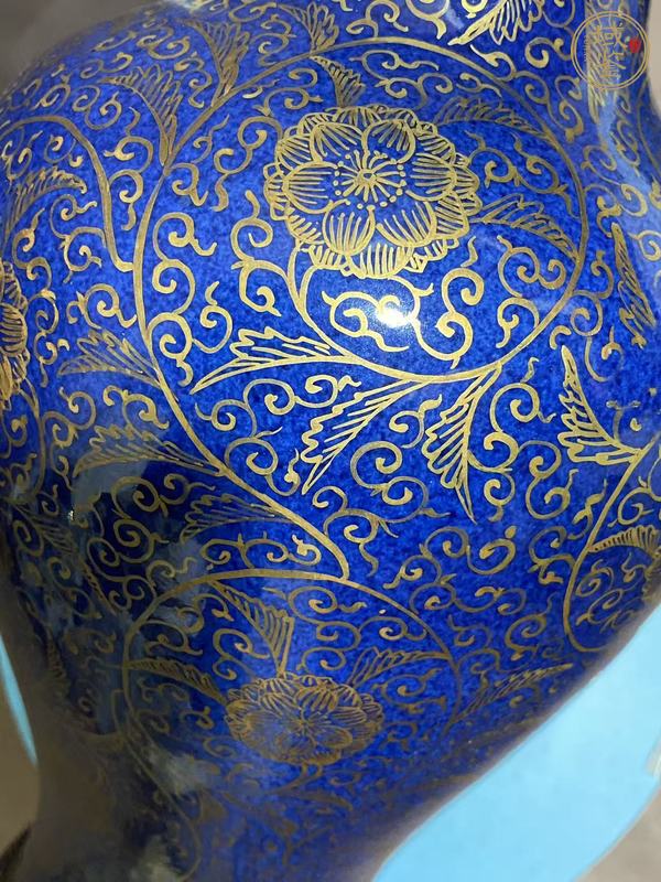 古玩陶瓷灑藍(lán)釉描金花卉紋觀音瓶真品鑒賞圖