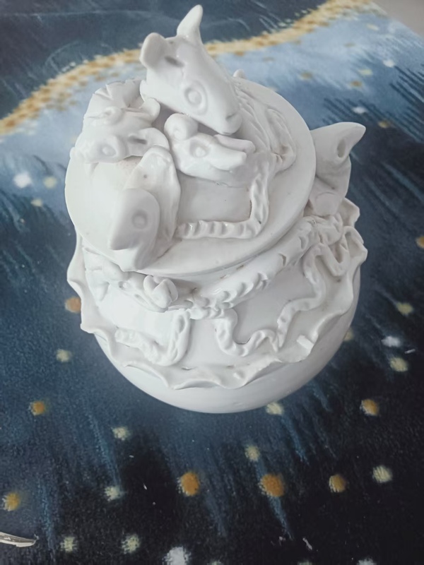 古玩陶瓷堆塑瓶拍賣，當(dāng)前價(jià)格520000元