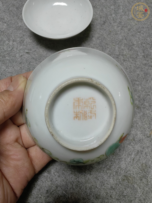 古玩陶瓷瓜蝶連綿娃娃紋粉彩蓋杯真品鑒賞圖