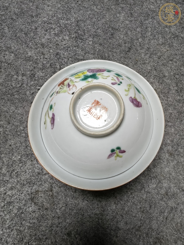古玩瓜蝶連綿娃娃紋粉彩蓋杯真品鑒賞圖