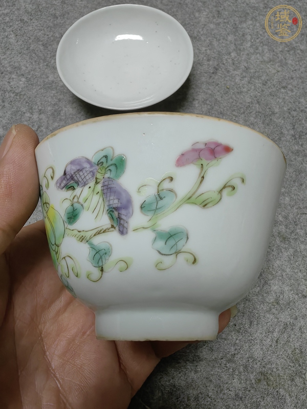 古玩陶瓷瓜蝶連綿娃娃紋粉彩蓋杯真品鑒賞圖