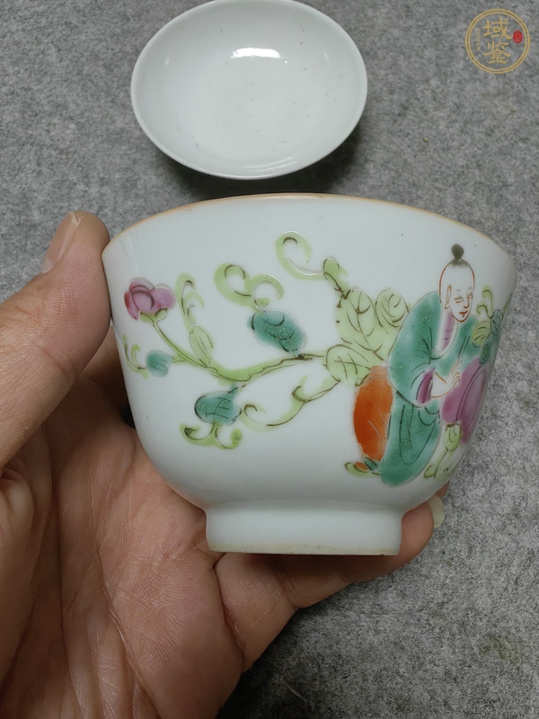 古玩陶瓷瓜蝶連綿娃娃紋粉彩蓋杯真品鑒賞圖