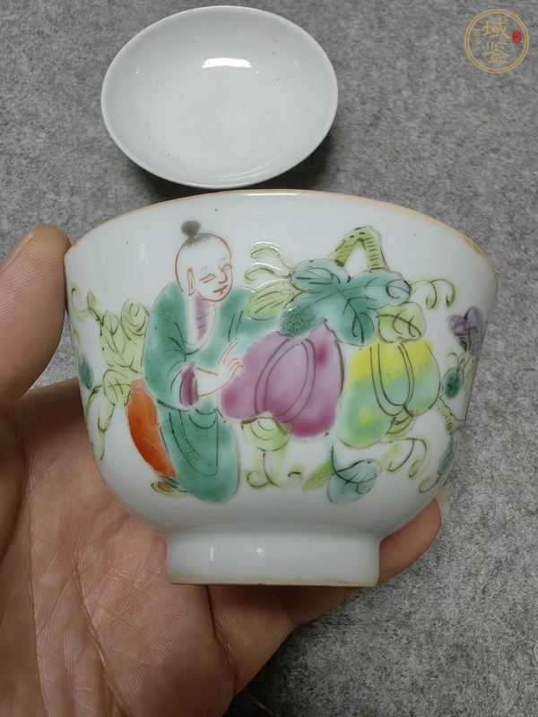 古玩陶瓷瓜蝶連綿娃娃紋粉彩蓋杯真品鑒賞圖
