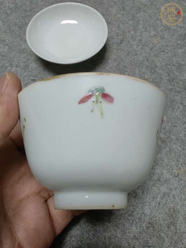 古玩陶瓷瓜蝶連綿娃娃紋粉彩蓋杯真品鑒賞圖