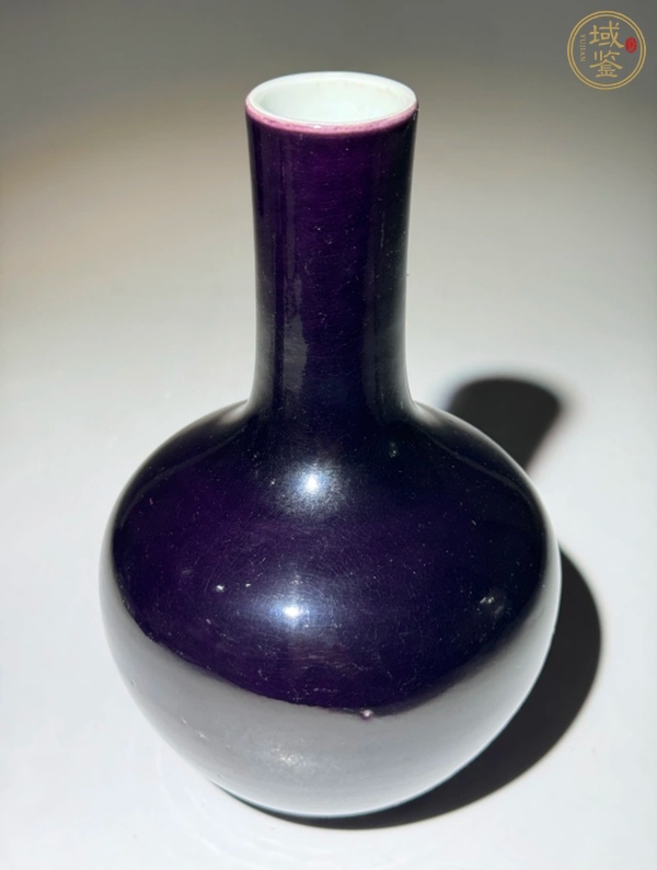 古玩陶瓷茄皮紫釉天球瓶真品鑒賞圖