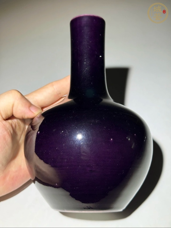 古玩陶瓷茄皮紫釉天球瓶真品鑒賞圖
