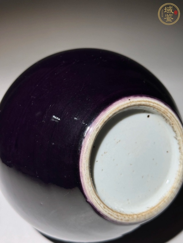 古玩陶瓷茄皮紫釉天球瓶真品鑒賞圖
