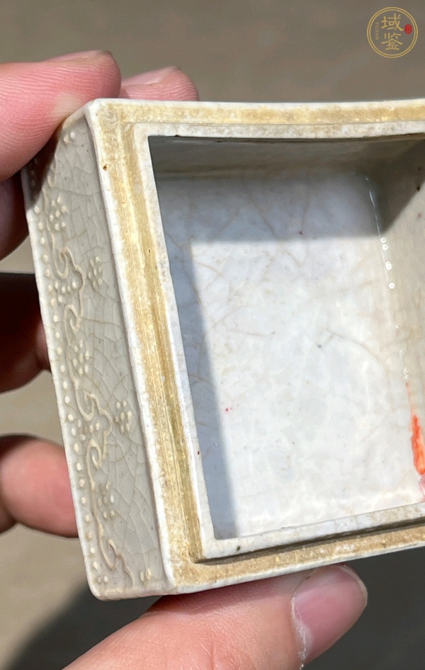 古玩陶瓷仿定窯堆花卉紋印盒真品鑒賞圖