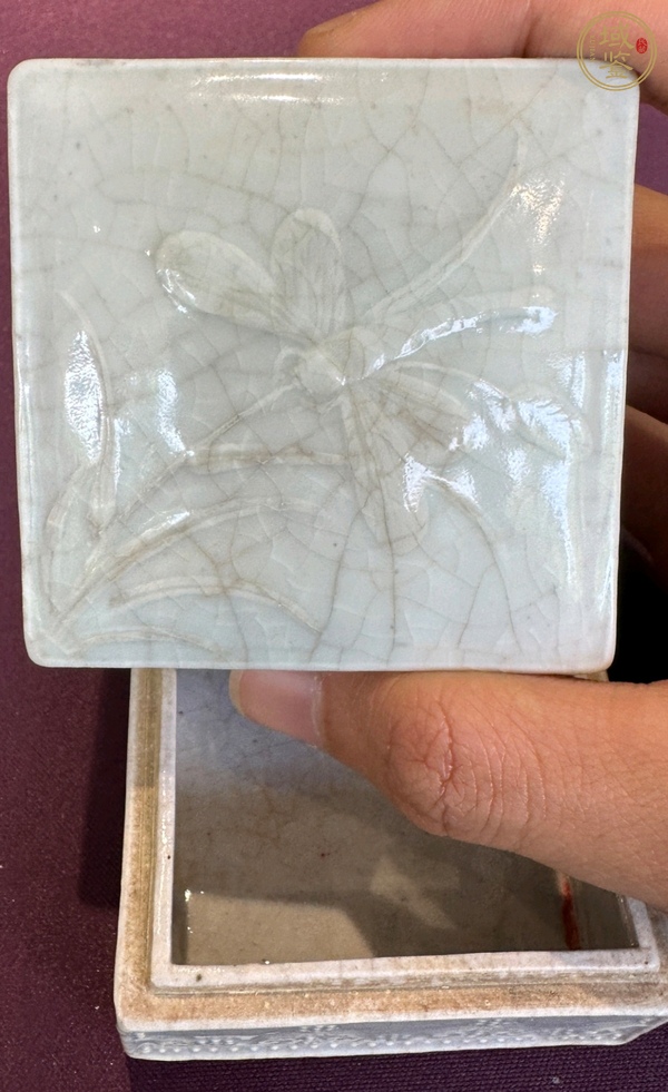 古玩陶瓷仿定窯堆花卉紋印盒真品鑒賞圖