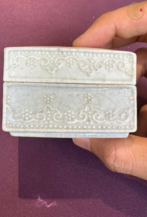 古玩陶瓷仿定窯堆花卉紋印盒真品鑒賞圖