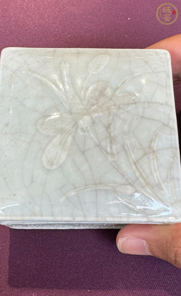 古玩陶瓷仿定窯堆花卉紋印盒真品鑒賞圖