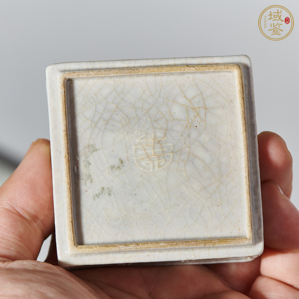 古玩陶瓷仿定窯堆花卉紋印盒真品鑒賞圖