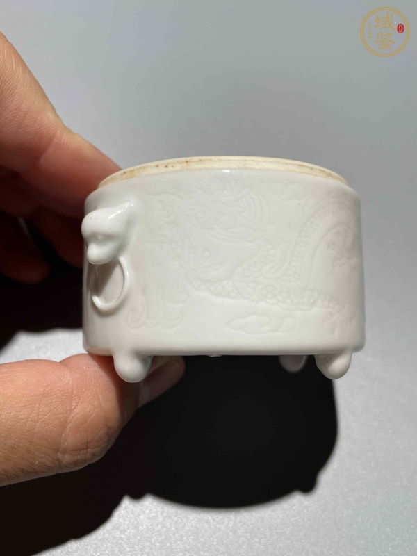 古玩陶瓷白釉暗刻龍紋三足蓋盒真品鑒賞圖