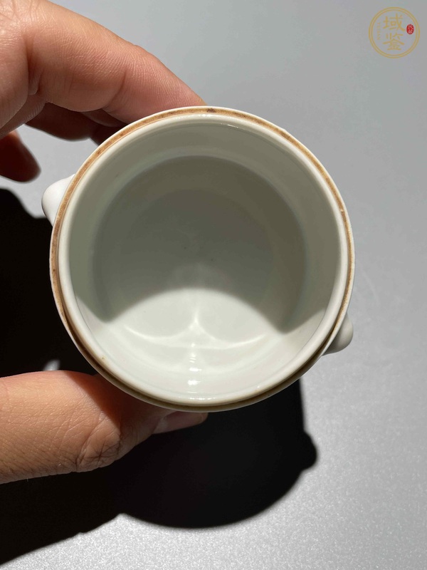古玩陶瓷白釉暗刻龍紋三足蓋盒真品鑒賞圖