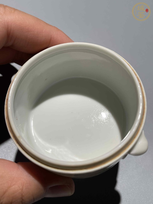 古玩陶瓷白釉暗刻龍紋三足蓋盒真品鑒賞圖