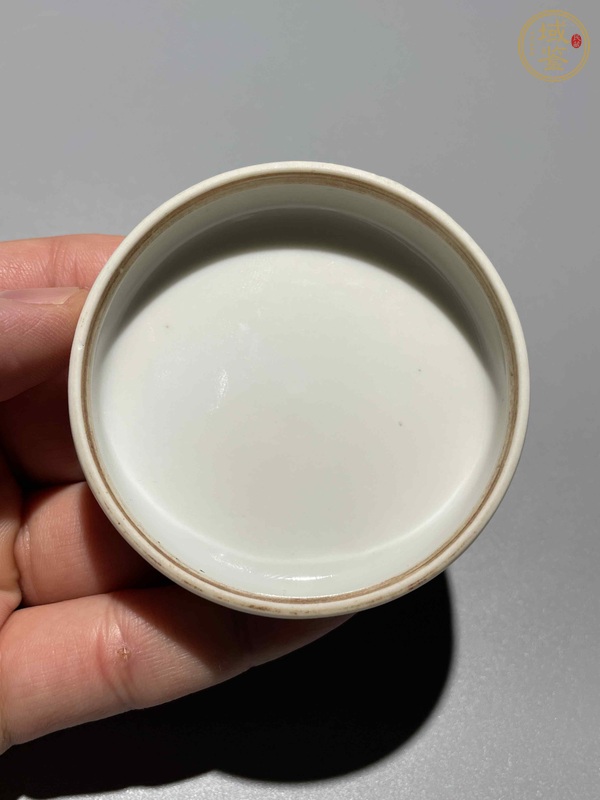 古玩陶瓷白釉暗刻龍紋三足蓋盒真品鑒賞圖