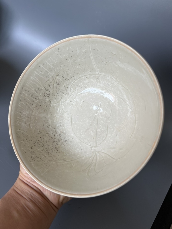 古玩陶瓷館藏級(jí)南宋定窯刻萱草紋大碗拍賣，當(dāng)前價(jià)格2980元