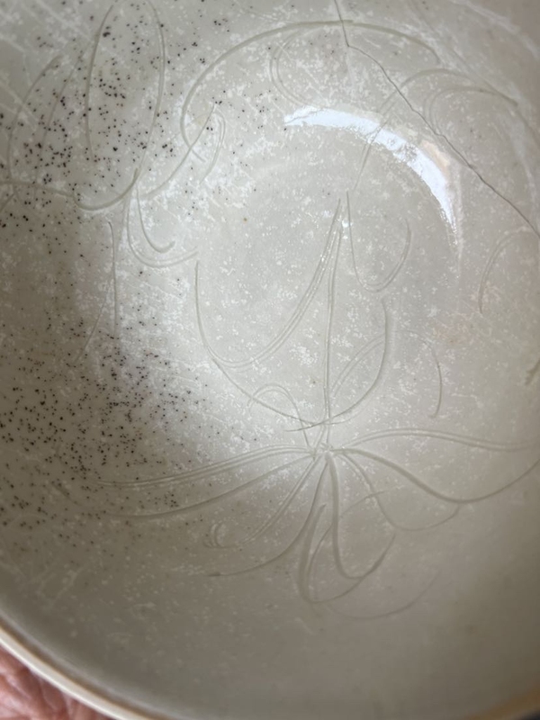 古玩陶瓷館藏級(jí)南宋定窯刻萱草紋大碗拍賣，當(dāng)前價(jià)格2980元