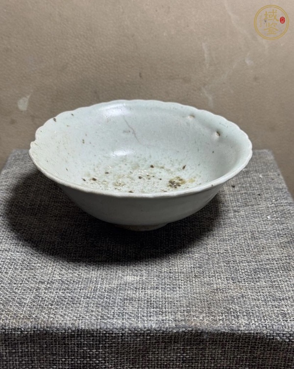 古玩陶瓷卵白釉花口碗真品鑒賞圖