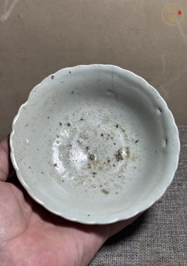 古玩陶瓷卵白釉花口碗真品鑒賞圖