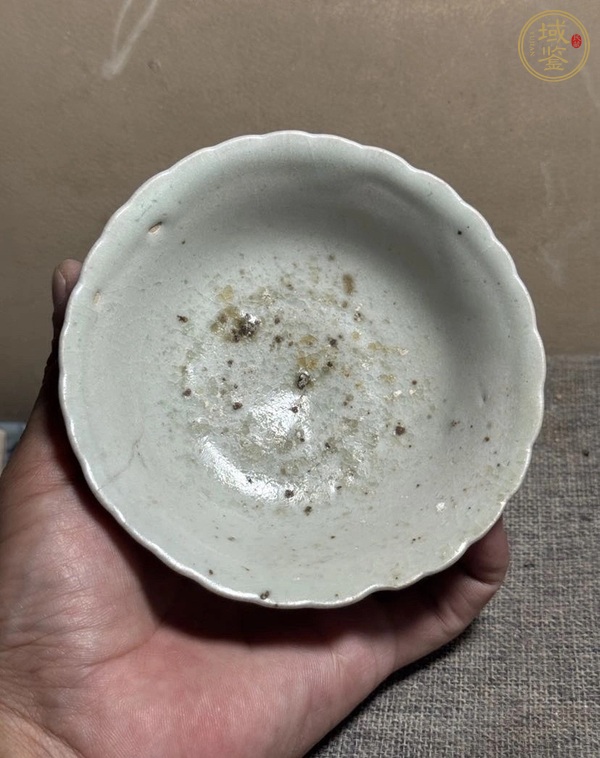 古玩陶瓷卵白釉花口碗真品鑒賞圖