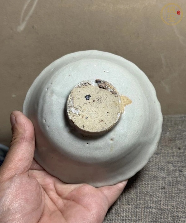 古玩陶瓷卵白釉花口碗真品鑒賞圖