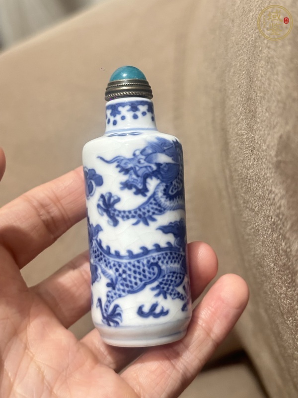 古玩陶瓷煨瓷青花龍紋鼻煙壺真品鑒賞圖